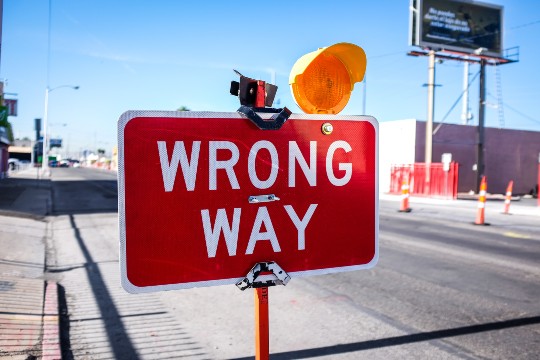 A traffic sign pointing at the native advertising mistakes